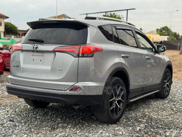Toyota RAV4 LE FWD (2.5L 4cyl 6A) 2016 Gray