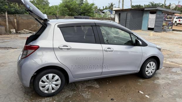 Toyota Vitz 2012 Silver