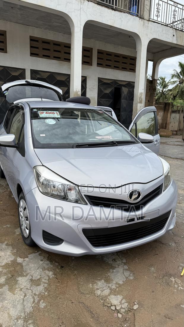 Toyota Vitz 2012 Silver