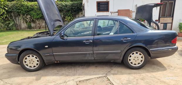 Mercedes-Benz E240 2000 Blue