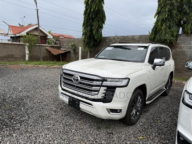 New Toyota Land Cruiser LC300 2025 White