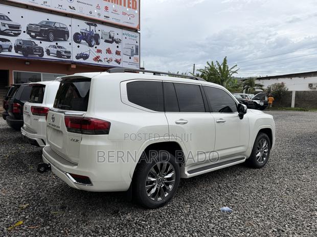 New Toyota Land Cruiser LC300 2025 White