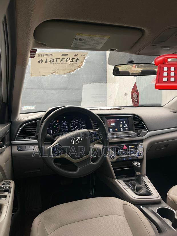 Hyundai Elantra SE Sedan FWD (2.0L 4cyl 6M) 2017 White