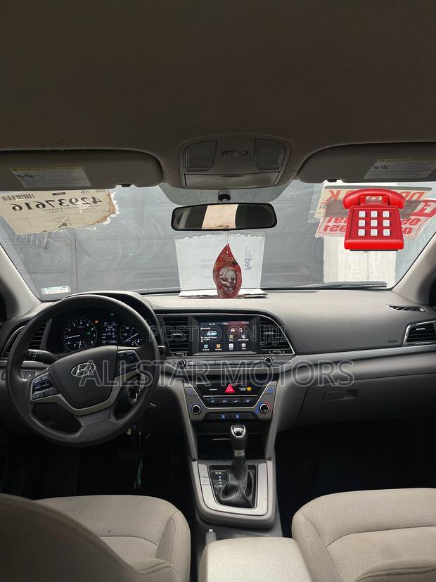 Hyundai Elantra SE Sedan FWD (2.0L 4cyl 6M) 2017 White