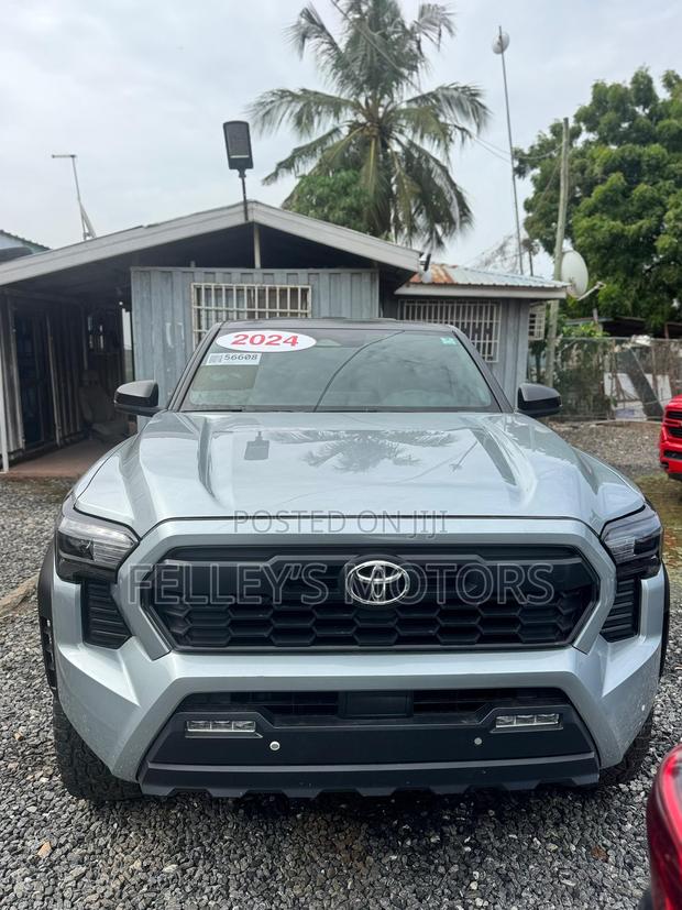 Toyota Tacoma 2024 Silver