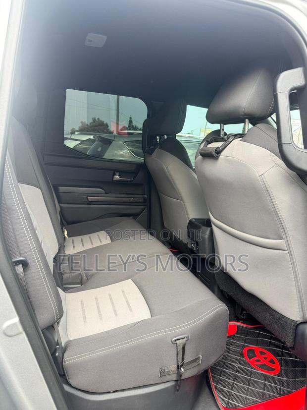 Toyota Tacoma 2024 Silver