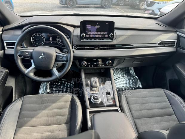 Mitsubishi Outlander SE Launch Edition 2022 Silver