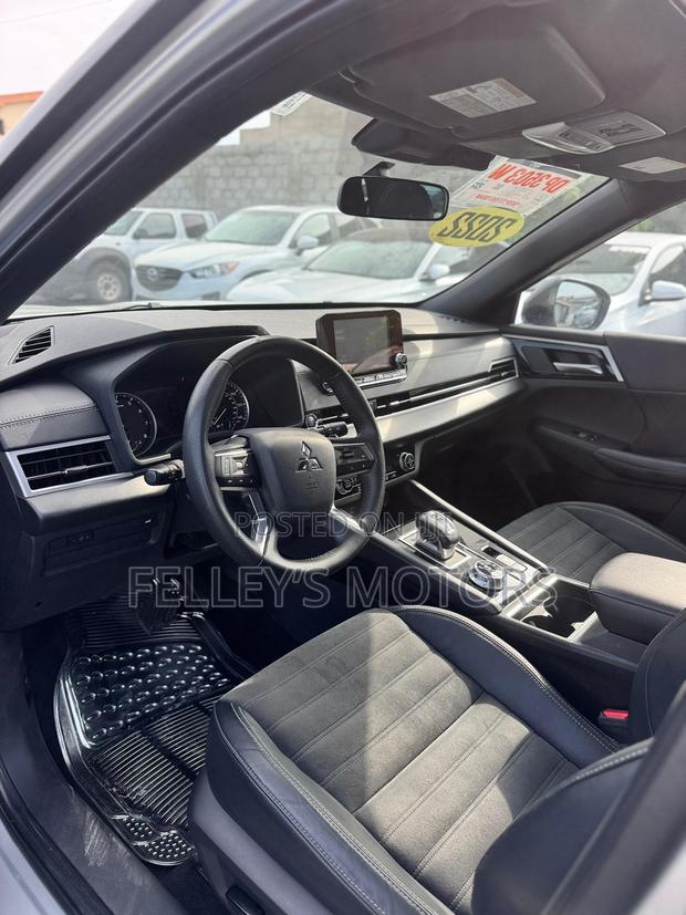 Mitsubishi Outlander SE Launch Edition 2022 Silver