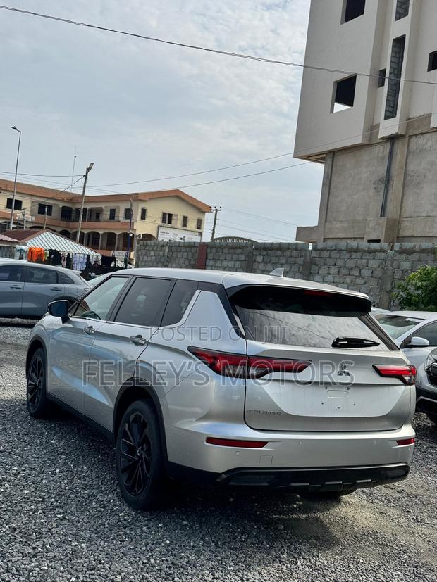 Mitsubishi Outlander SE Launch Edition 2022 Silver