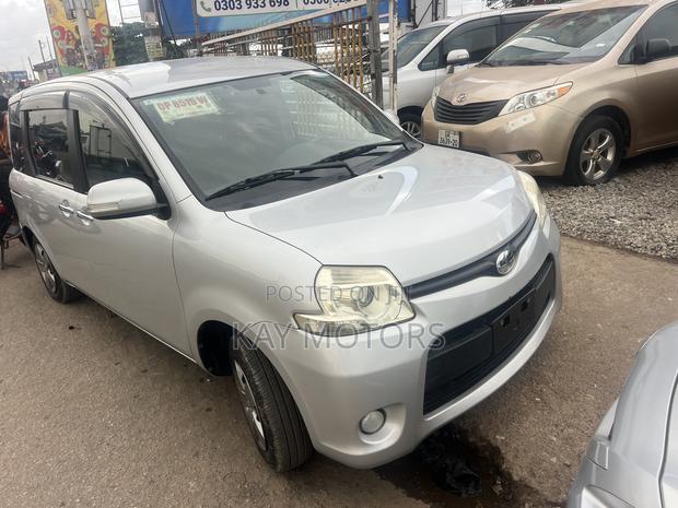 Toyota Sienta 1.5 AWD 2013 Gray
