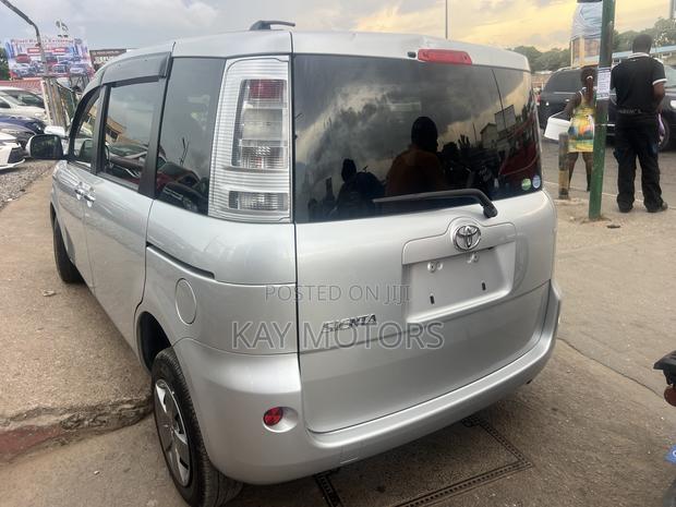 Toyota Sienta 1.5 AWD 2013 Gray