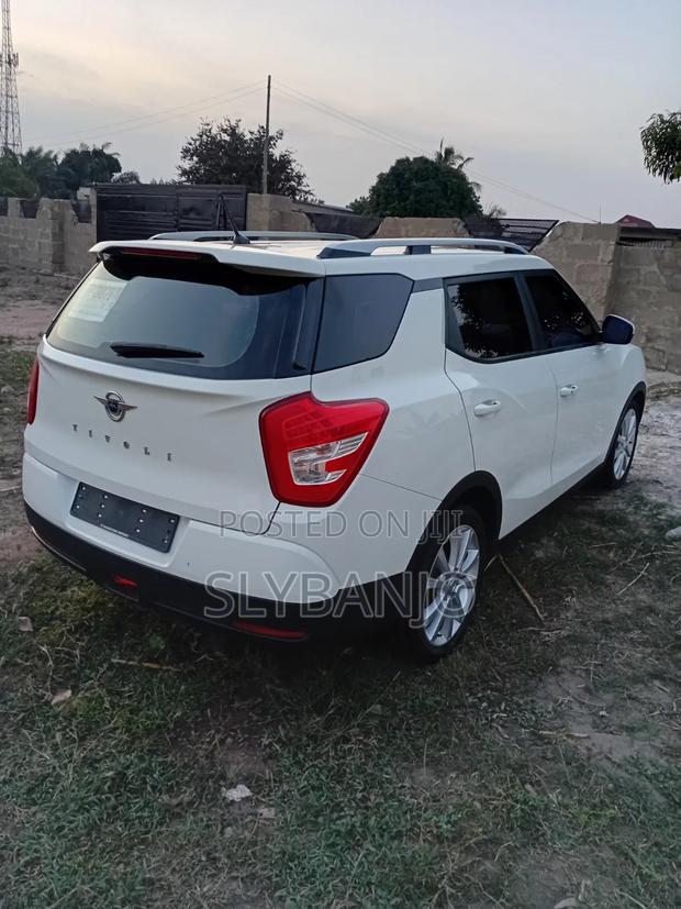 SsangYong Rodius 2017 White