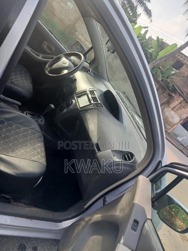 Toyota Vitz 2010 Pearl