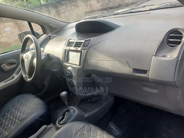 Toyota Vitz 2010 Pearl