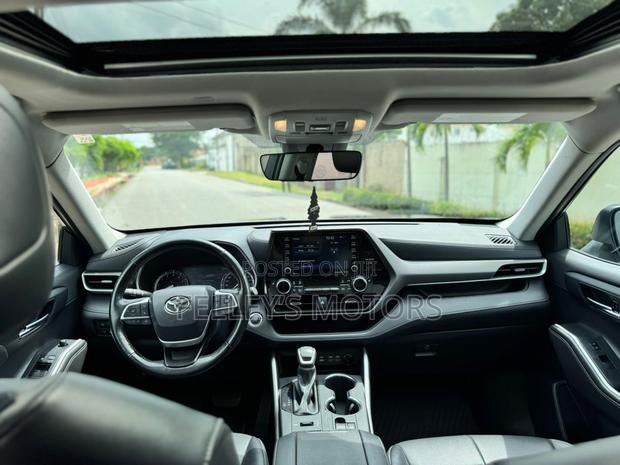 Toyota Highlander XLE 2022 Gray
