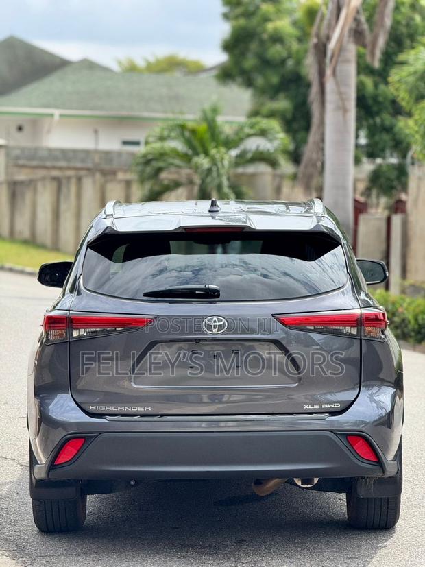 Toyota Highlander XLE 2022 Gray