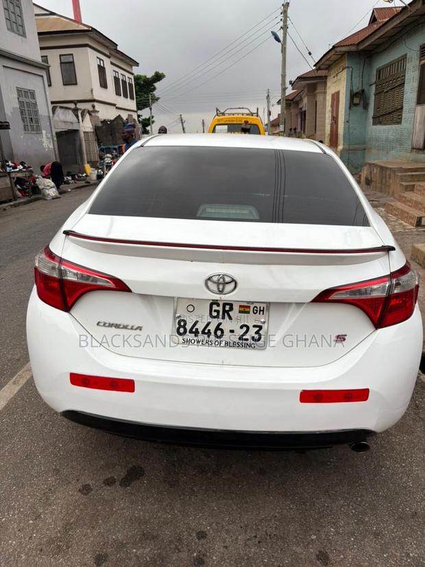 Toyota Corolla LE Eco 4dr Sedan (1.8L 4cyl CVT) 2016 White