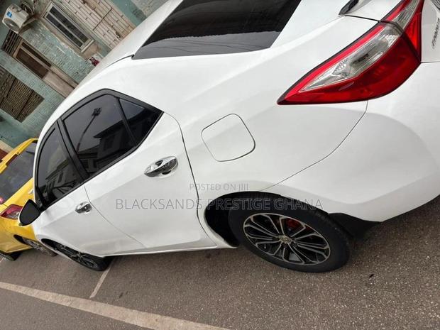 Toyota Corolla LE Eco 4dr Sedan (1.8L 4cyl CVT) 2016 White