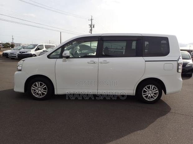 Toyota Voxy 2012 White