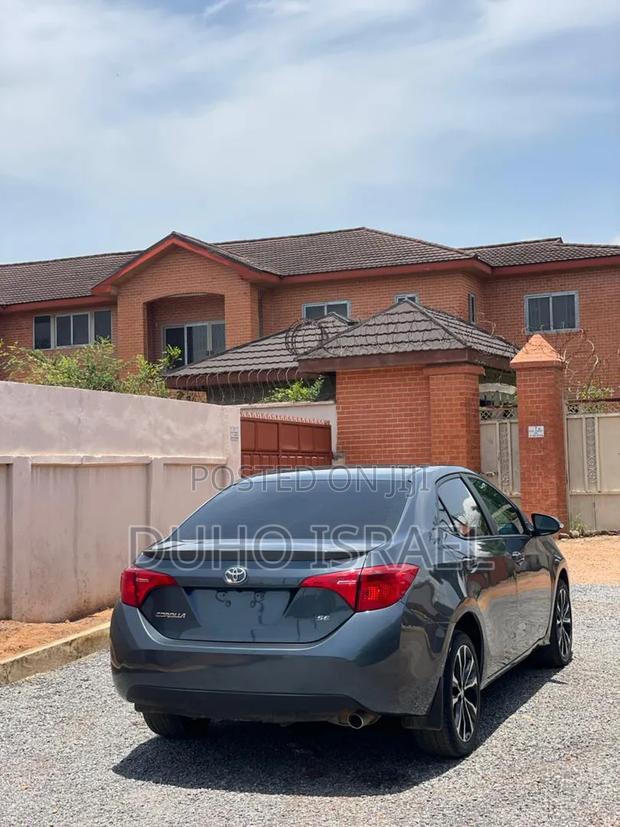 Toyota Corolla SE (1.8L 4cyl 2A) 2018 Gray