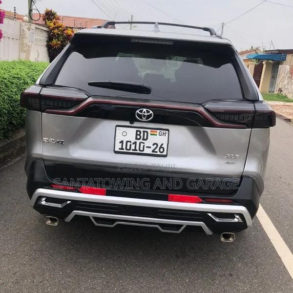 Toyota RAV4 XLE Premium AWD 2024 Gray
