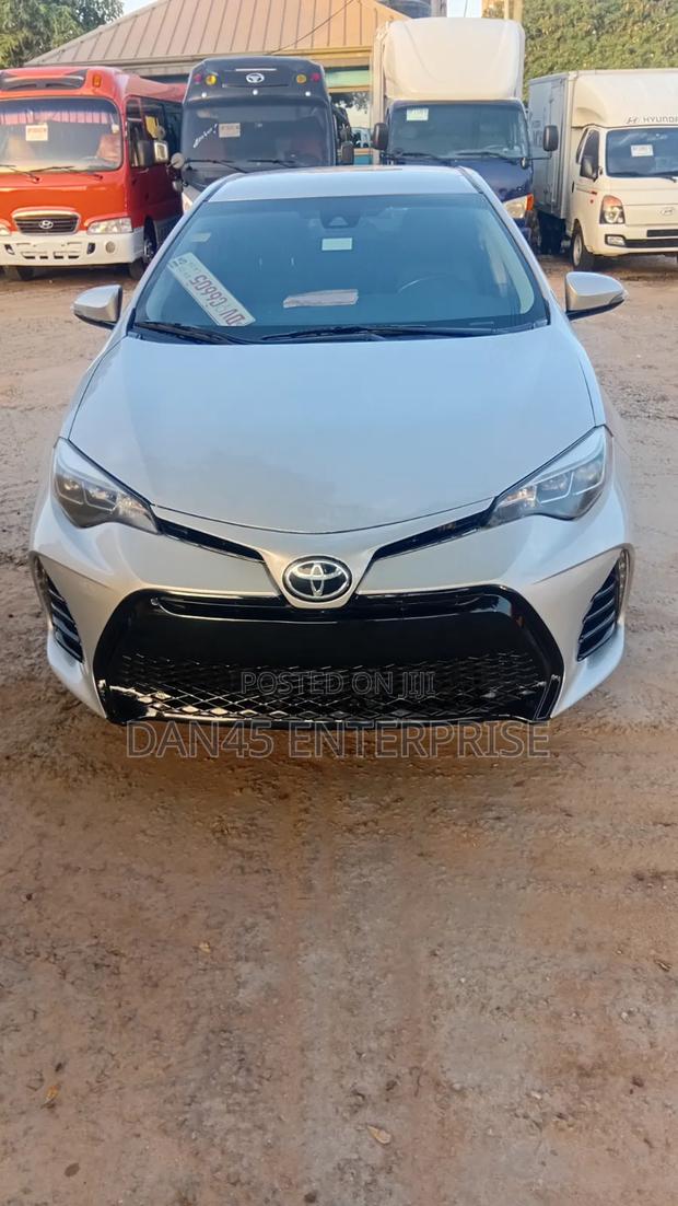 Toyota Corolla SE (1.8L 4cyl 6M) 2018 Gray