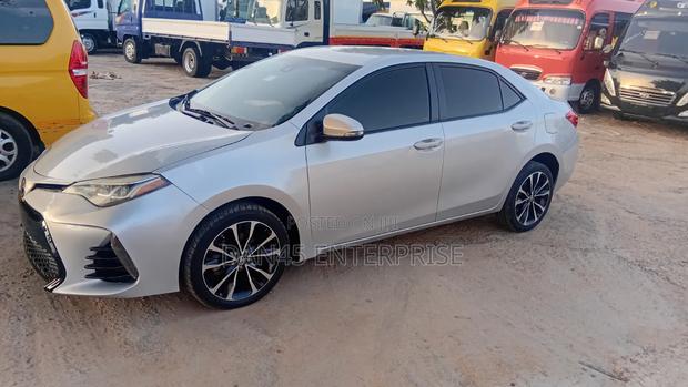 Toyota Corolla SE (1.8L 4cyl 6M) 2018 Gray