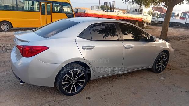 Toyota Corolla SE (1.8L 4cyl 6M) 2018 Gray