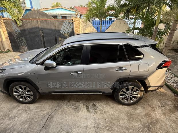 Toyota RAV4 Hybrid 2024 Silver