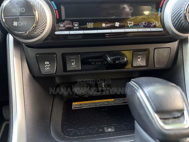 Toyota RAV4 Hybrid 2024 Silver