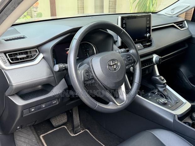 Toyota RAV4 Hybrid 2024 Silver
