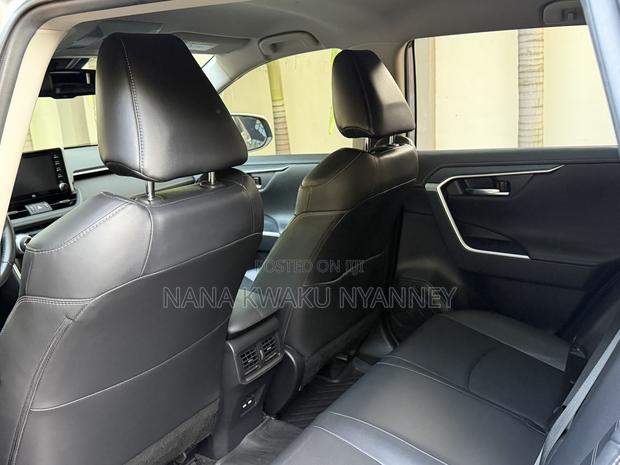 Toyota RAV4 Hybrid 2024 Silver