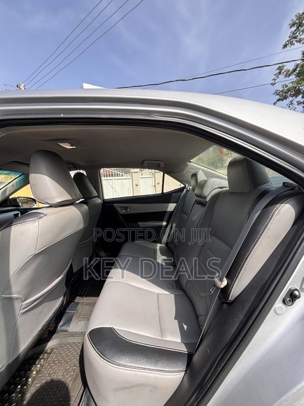 Toyota Corolla LE 4dr Sedan (1.8L 4cyl CVT) 2015 Silver