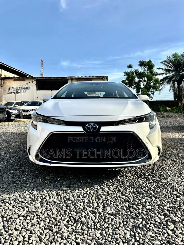 Toyota Corolla SE (1.8L 4cyl 2A) 2018 White