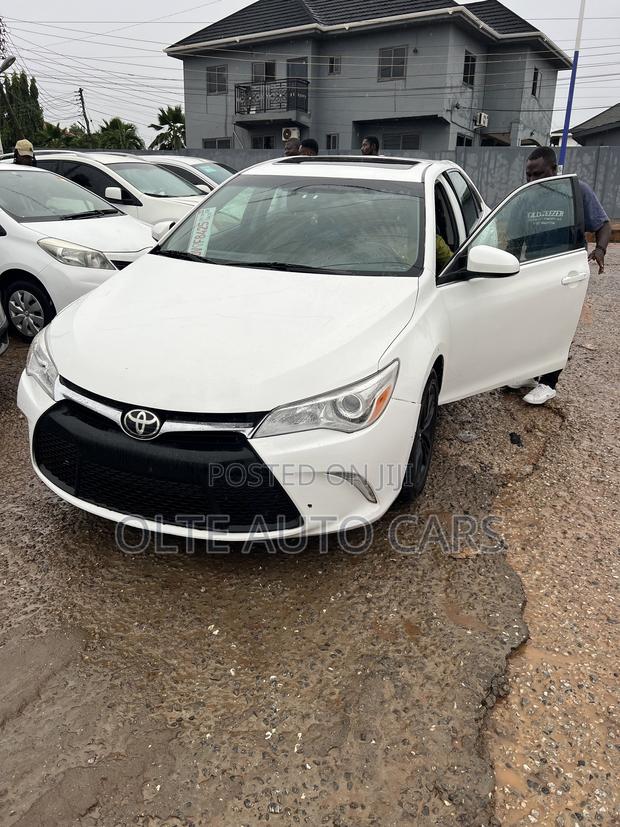 Toyota Camry SE 4dr Sedan (2.5L 4cyl 6A) 2015 White