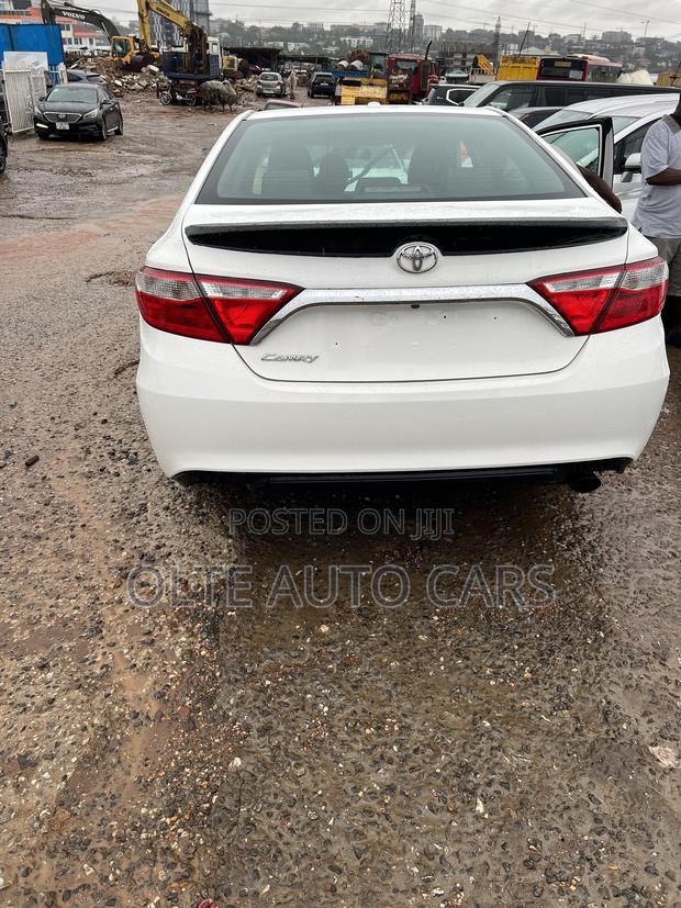 Toyota Camry SE 4dr Sedan (2.5L 4cyl 6A) 2015 White