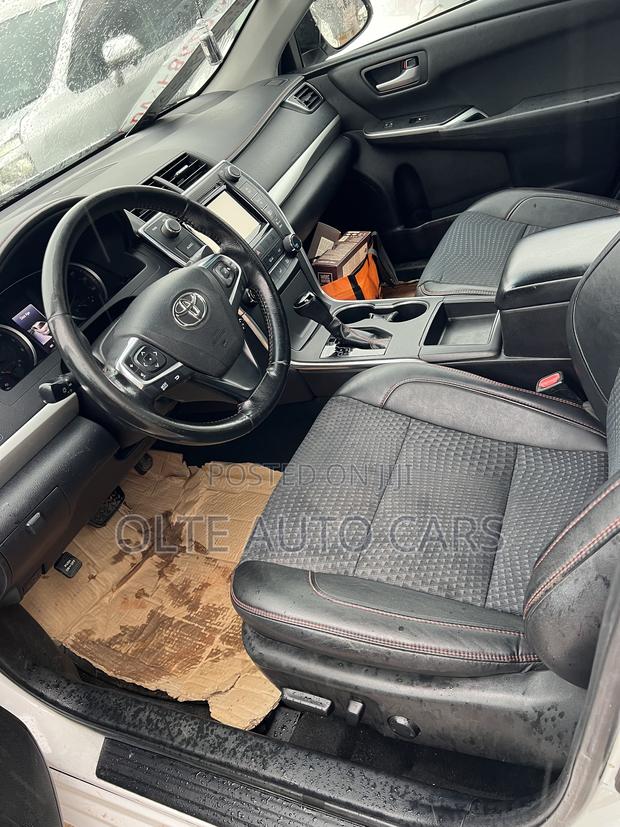Toyota Camry SE 4dr Sedan (2.5L 4cyl 6A) 2015 White