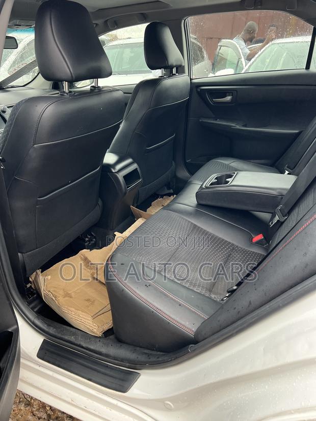 Toyota Camry SE 4dr Sedan (2.5L 4cyl 6A) 2015 White