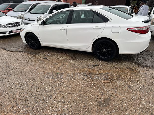 Toyota Camry SE 4dr Sedan (2.5L 4cyl 6A) 2015 White
