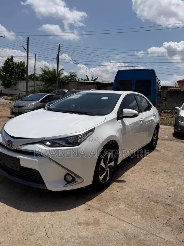 Toyota Corolla XLE (1.8L 4cyl 2A) 2018 White
