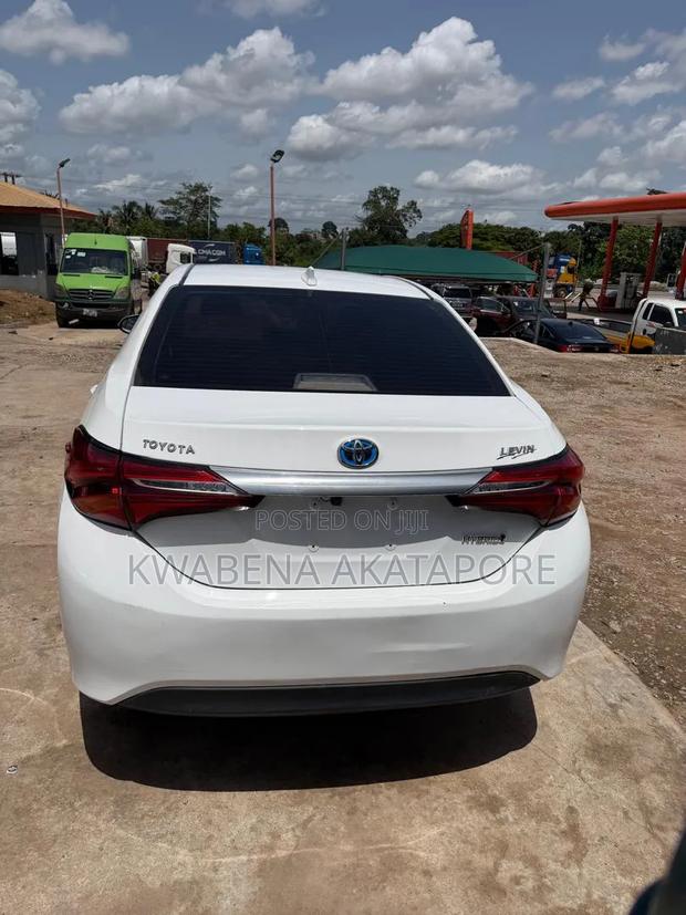 Toyota Corolla XLE (1.8L 4cyl 2A) 2018 White