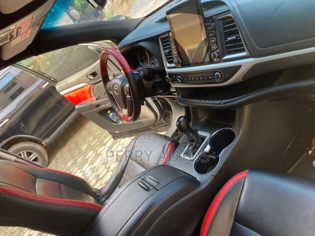 Toyota Highlander XLE 4x4 V6 (3.5L 6cyl 8A) 2018 Black