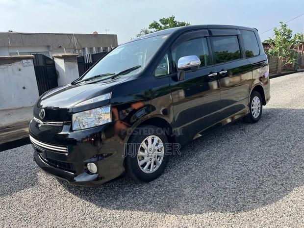 Toyota Voxy 2011 Black