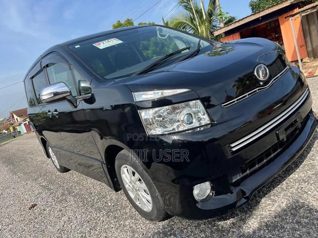 Toyota Voxy 2011 Black