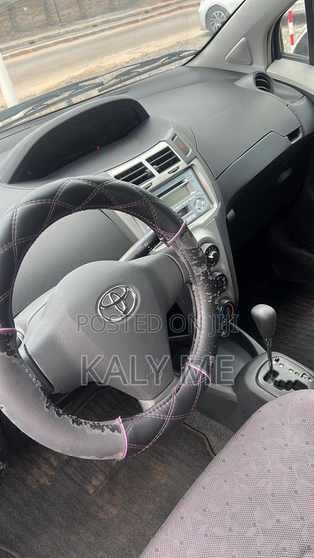Toyota Vitz 2010 Pearl