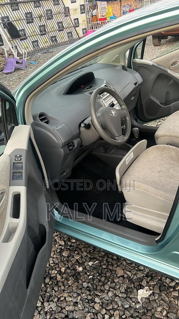 Toyota Vitz 2010 Pearl