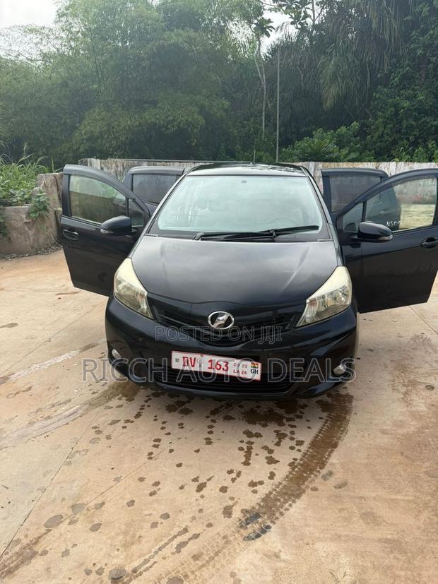Toyota Vitz 1.3 AWD 5dr 2012 Black