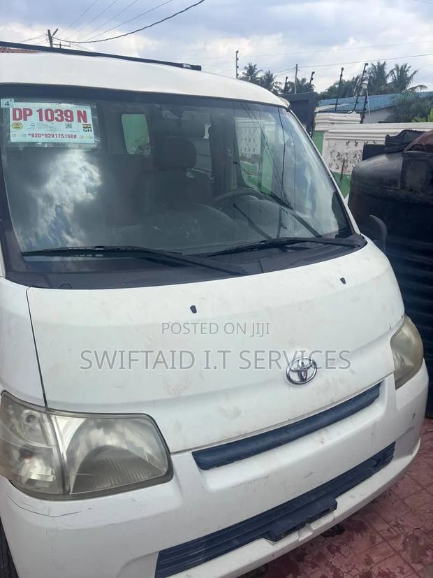 Toyota HiAce 2011 White