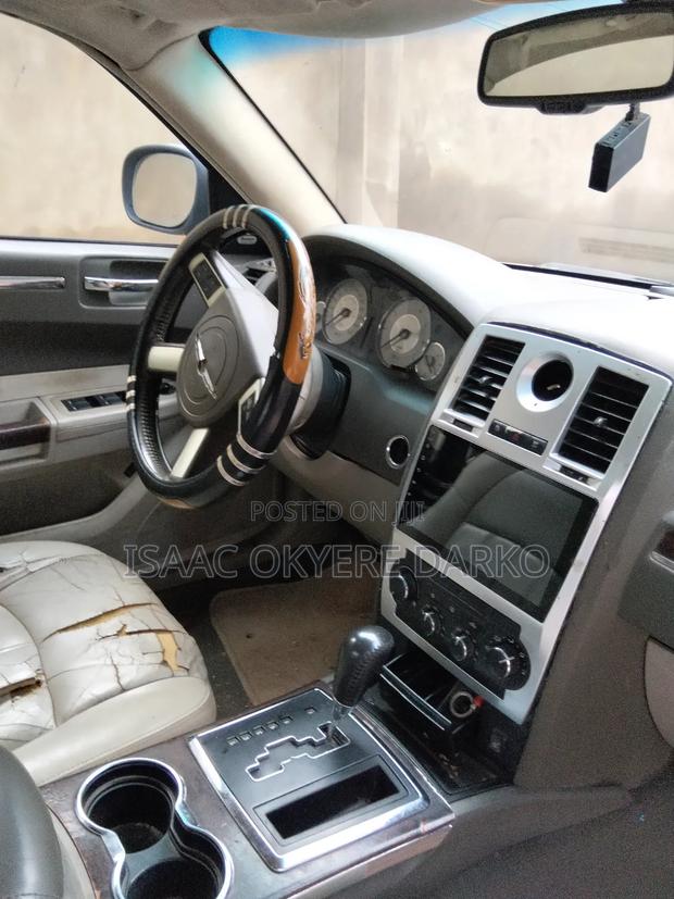 Chrysler 300C Base AWD 2010