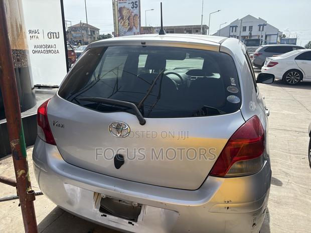 Toyota Vitz 2010 Silver